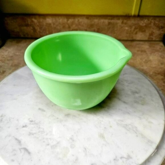 Vintage Mid-Century Jadeite Kitchenware Mixing Bowl w/ pour spout GUC unmarked - Picture 1 of 10